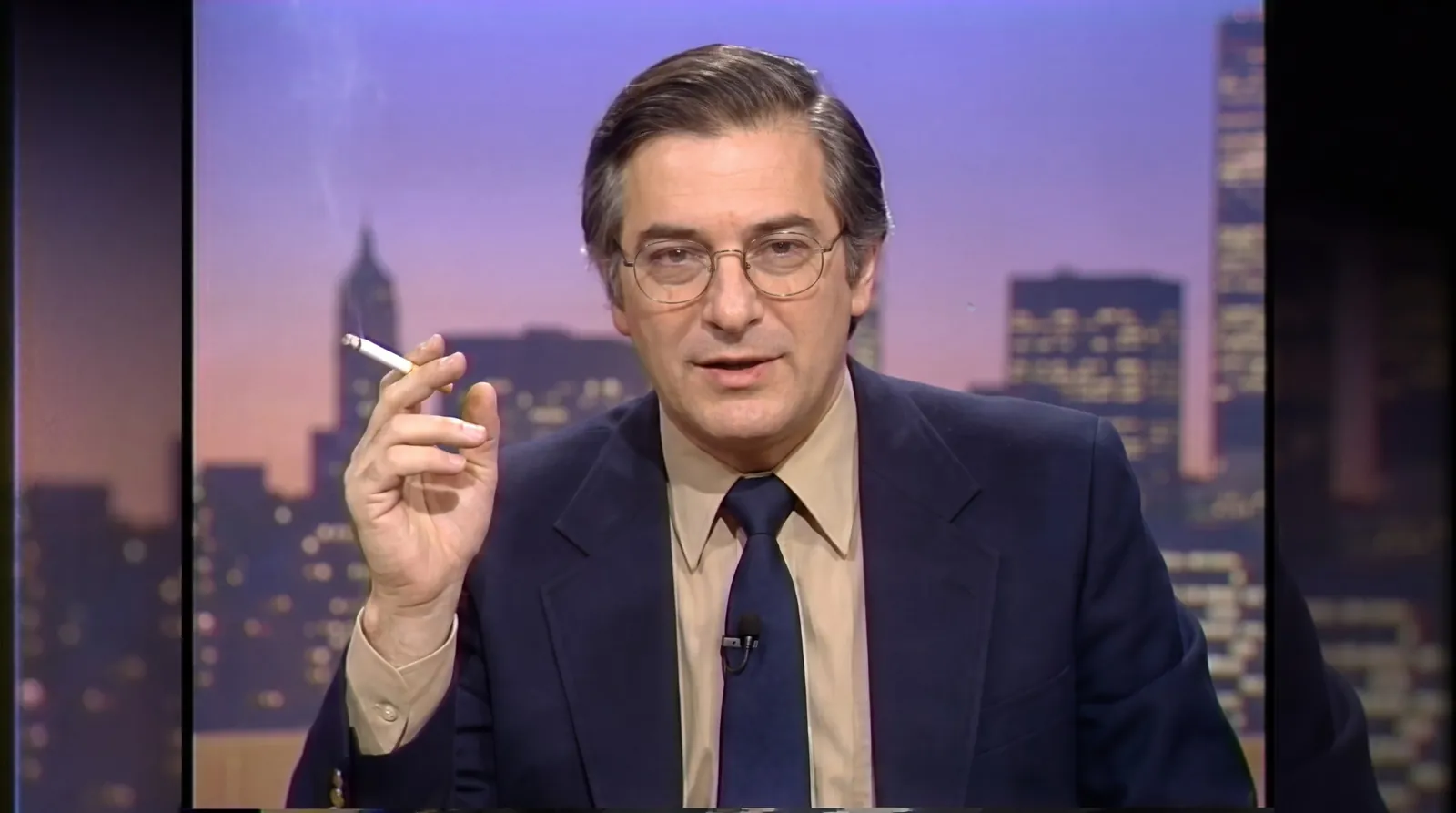 Imagem feita com o Nano Banana Pro: apresentador de TV dos anos 80 com óculos dourados falando para a câmera diante de uma cidade ao entardecer